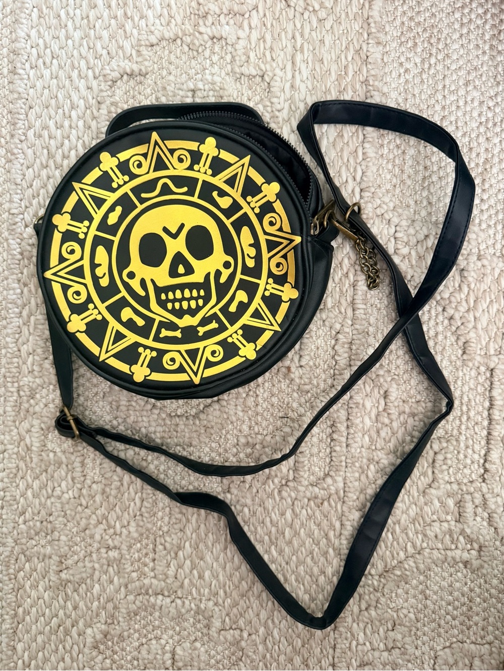 Disney Pirates of the Caribbean  Dead Men Tell No Tales Round Hand Bag Purse